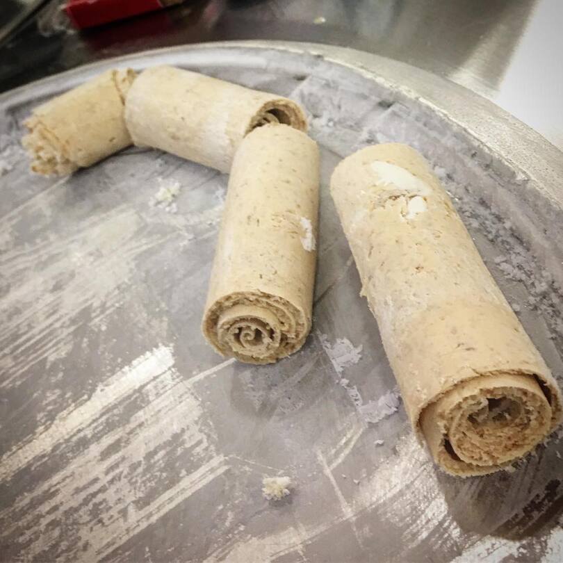 4 pieces of vanilla and caramel ice cream rolls